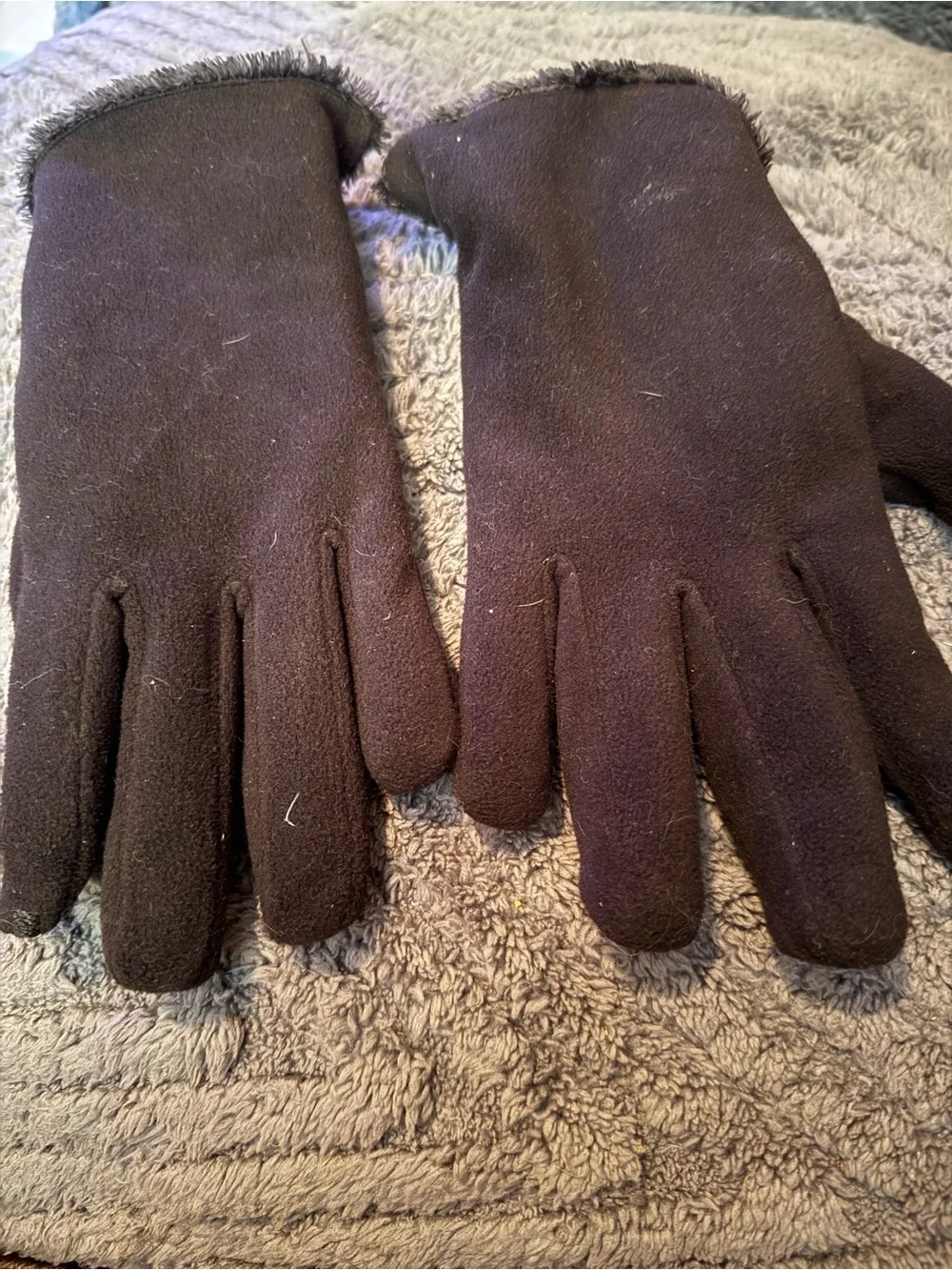 Black Fleece Gloves - Classic Winter Accessory